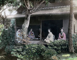 70511-0006 - Women in Kimono