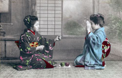 70518-0018 - Women in Kimono