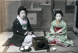 70613-0004 - Women in Kimono