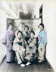 80626-0009 - Women in Kimono