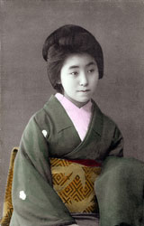 110707-0003 - Woman in Green Kimono