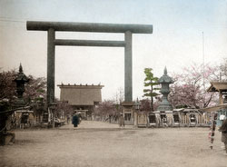 120411-0014 - Yasukuni Shinto Torii