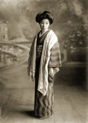 130129-0004 - Woman in Kimono