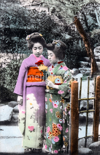 70215-0015 - Women in Kimono