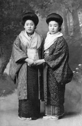 40512-0013 - Women in Kimono