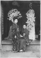 40512-0036 - Women in Kimono
