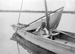 160905-0039 - Boatman Smoking Kiseru Pipe